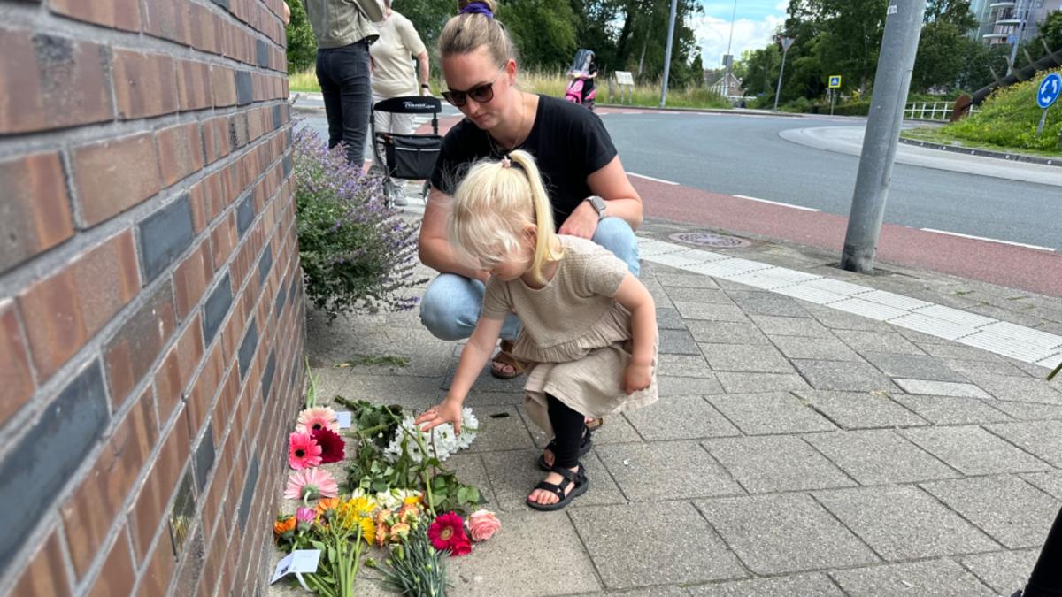 Geen diploma, maar bloemen en afscheidsbrieven voor verongelukt meisje in Alkmaar