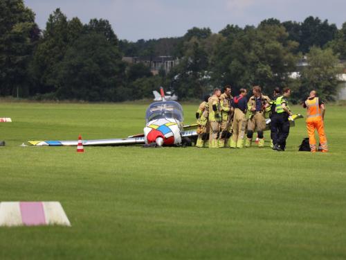 ヒルフェルスム空港でスポーツ機が墜落、乗員は病院に搬送