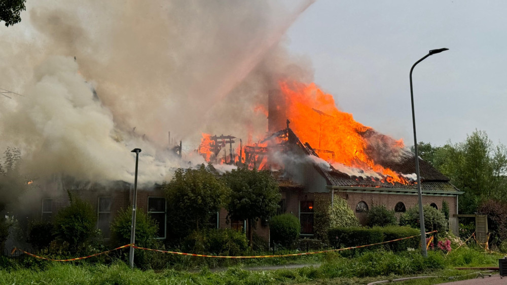 Uitslaande brand verwoest stolpboerderij in Zwaagdijk-West