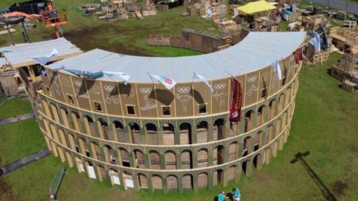 Huttendorp Hoogkarspel: jaarlijkse palletstress en een Colosseum van hout