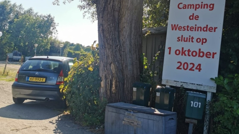 Er staan nu brievenbussen en een box voor pakketten aan de straat