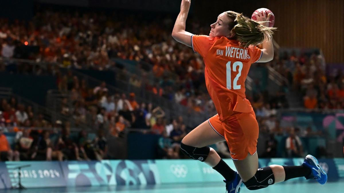 Heerhugowaardse hinde Bo van Wetering (24) stormt door het olympische handbalveld