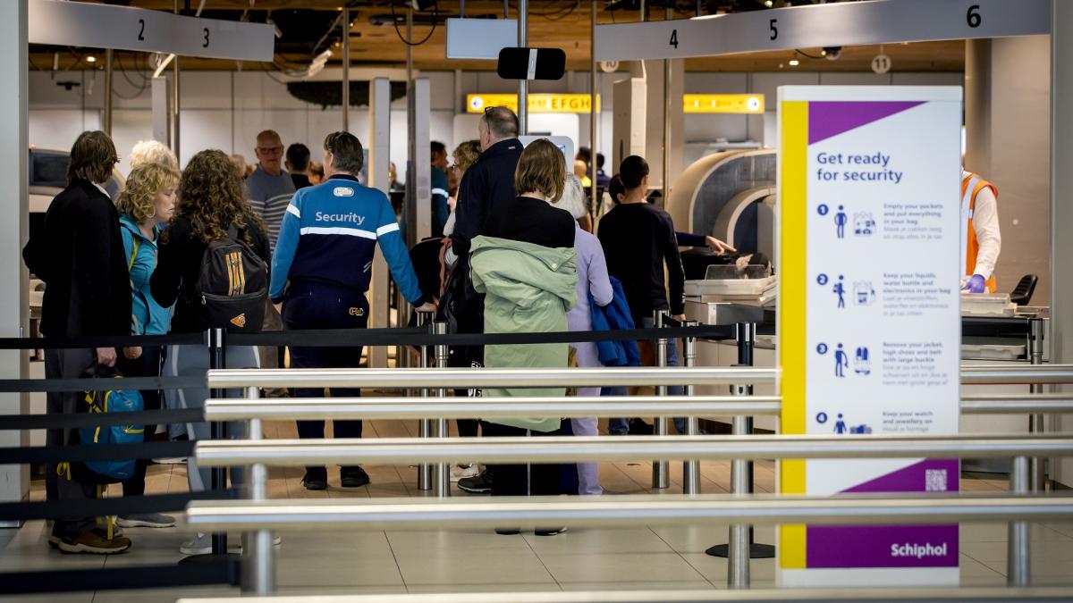 Vakbonden dreigen met acties bij beveiliging op Schiphol