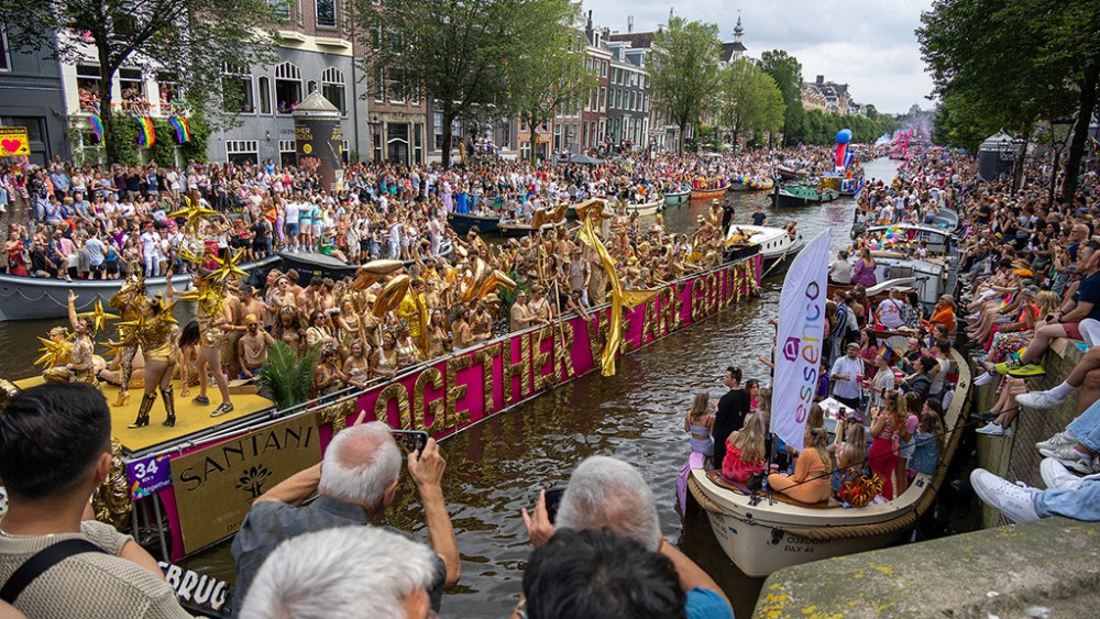 Nu live ?️? Canal Parade op Amsterdamse grachten