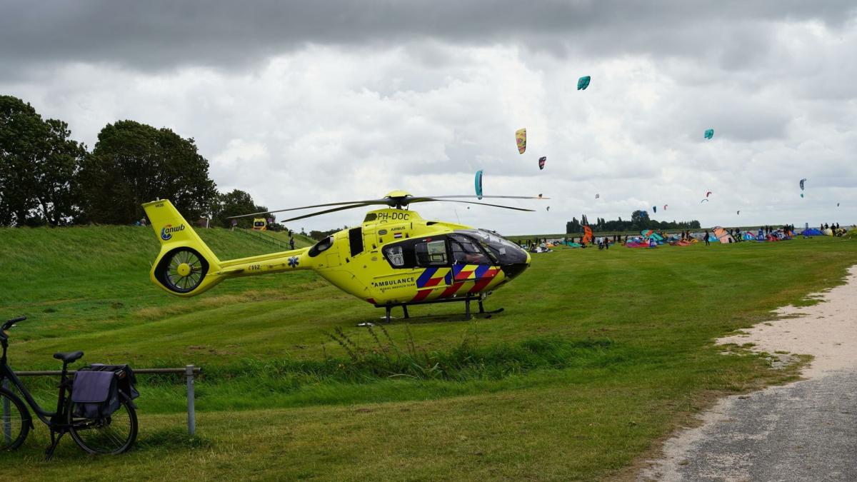 Kitesurfer raakt gewond bij botsing tegen schuur in Schellinkhout