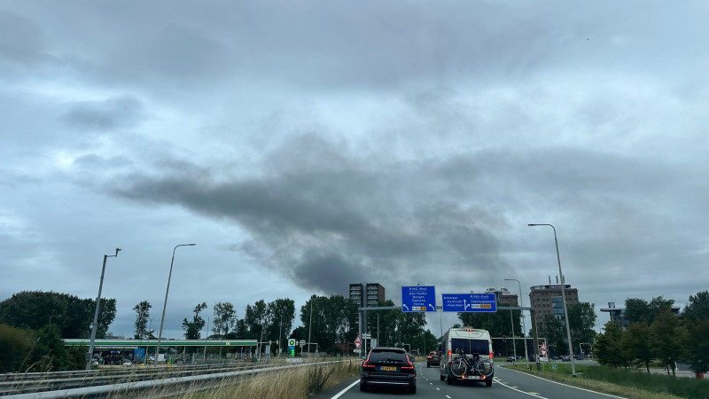 Grote rookwolk boven de stad