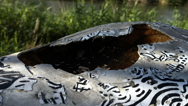 Gat in de rug van kunstpaard bij Molen van Piet