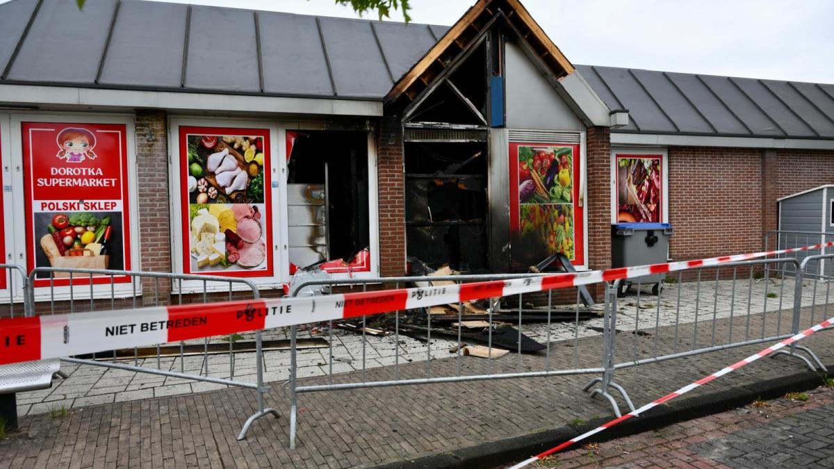 Vlammen slaan uit dak van Poolse supermarkt bij grote brand in Wognum