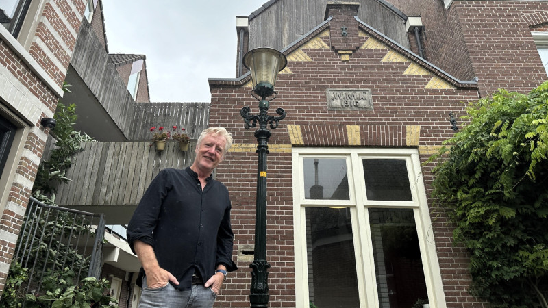 Gerard bij de geredde lantaarnpaal