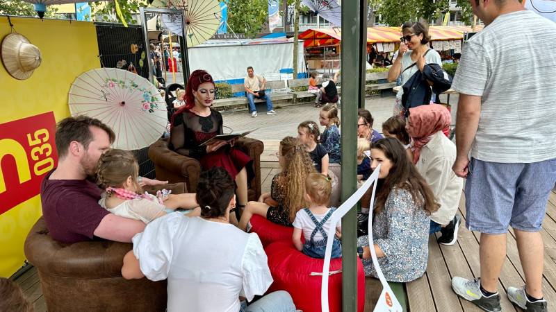 Voorleesmiddag met dragqueens tijdens OPEN035