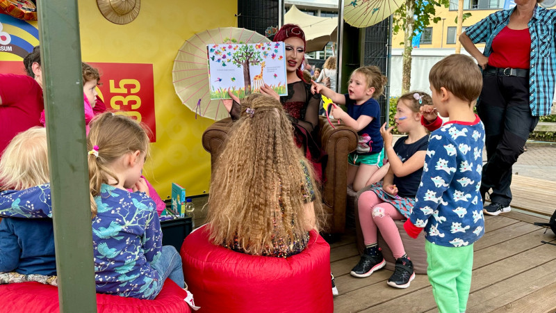 Voorleesmiddag met dragqueens tijdens OPEN035