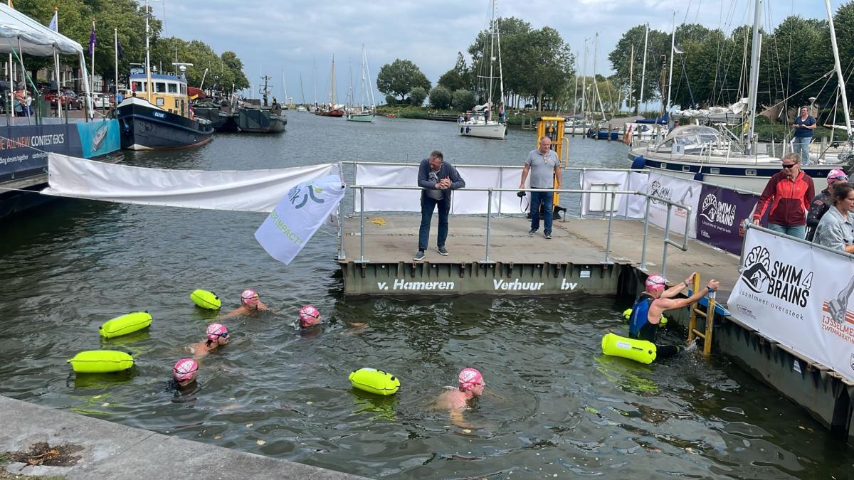 Zwemtocht tussen Stavoren en Medemblik halverwege gestaakt vanwege harde wind