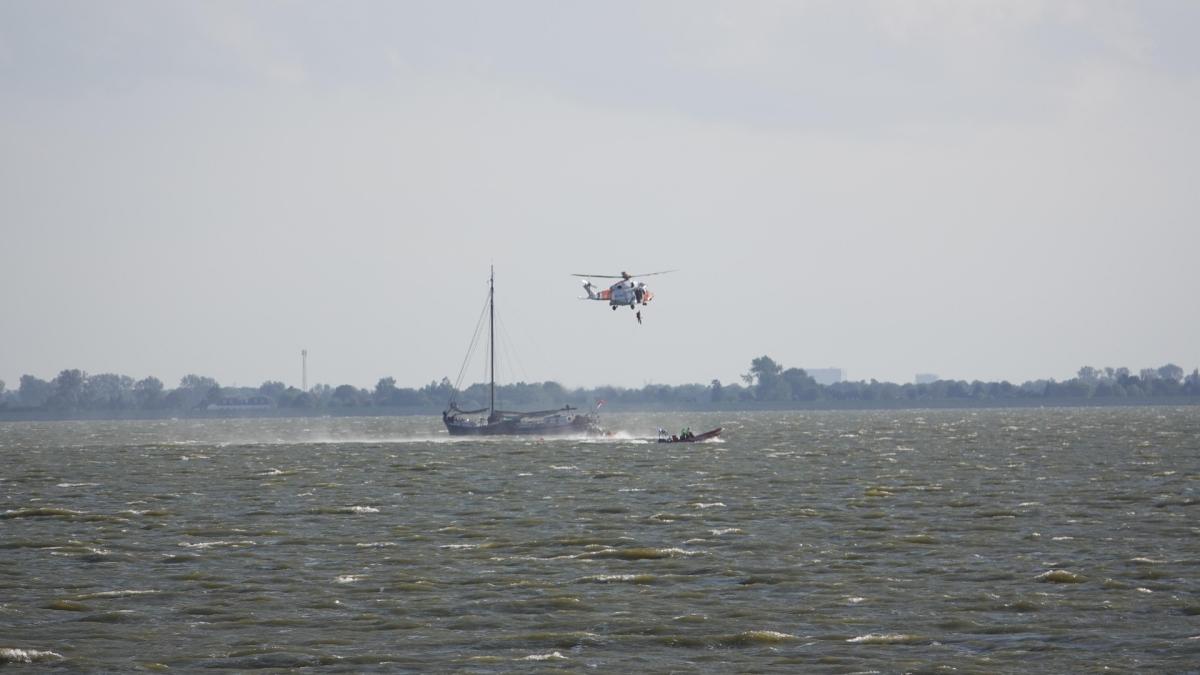 Boot met opvarenden op Markermeer slaat om, een drenkeling vermist