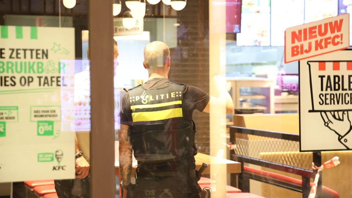 Beelden: man schiet in vol fastfoodrestaurant in Noord