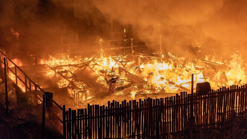 Brand strandtent Hippie Fish Zandvoort