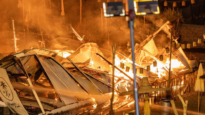 Brand strandtent Hippie Fish Zandvoort