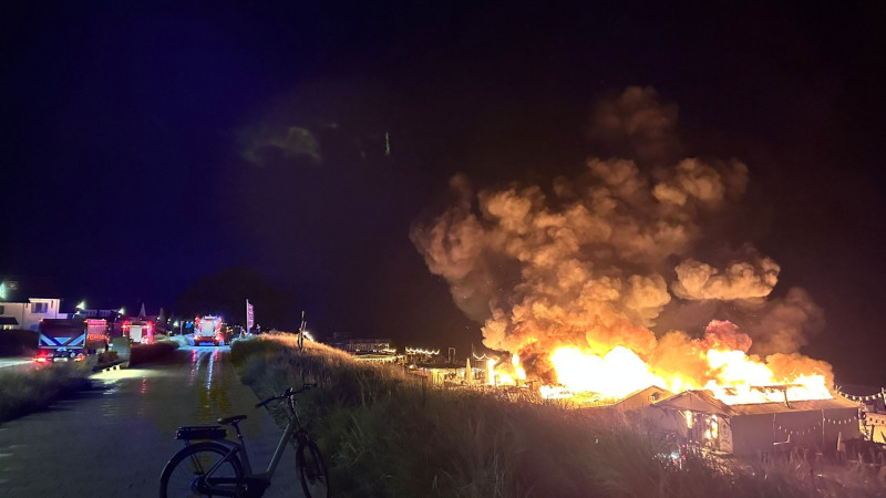 Brand strandtent Hippie Fish Zandvoort