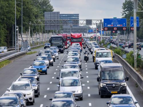 Tientallen A10-vluchtstrookrijders op de bon geslingerd