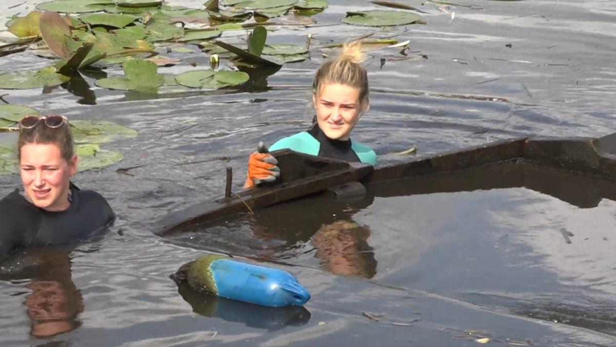 Spannende Pramenrace voor meidenteam dat lekke praam zelf repareerde: 