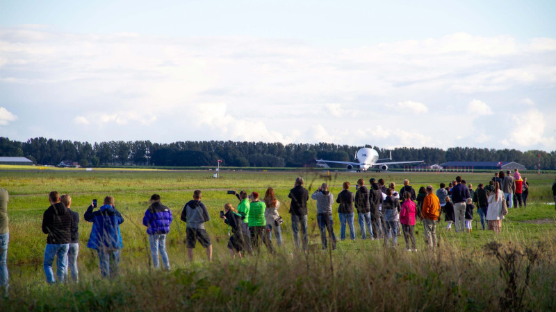 Vliegtuigspotters stonden gisteren rijendik langs de Polderbaan