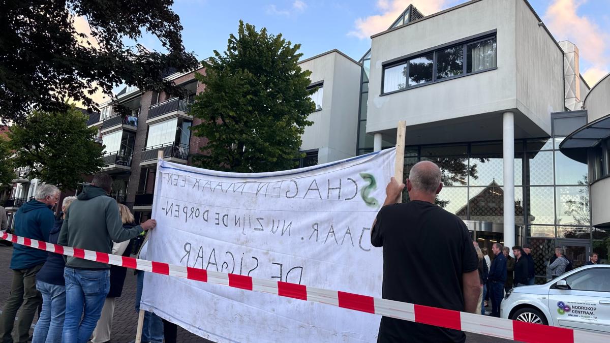 Protest tegen azc's Waarland en Dirkshorn: 