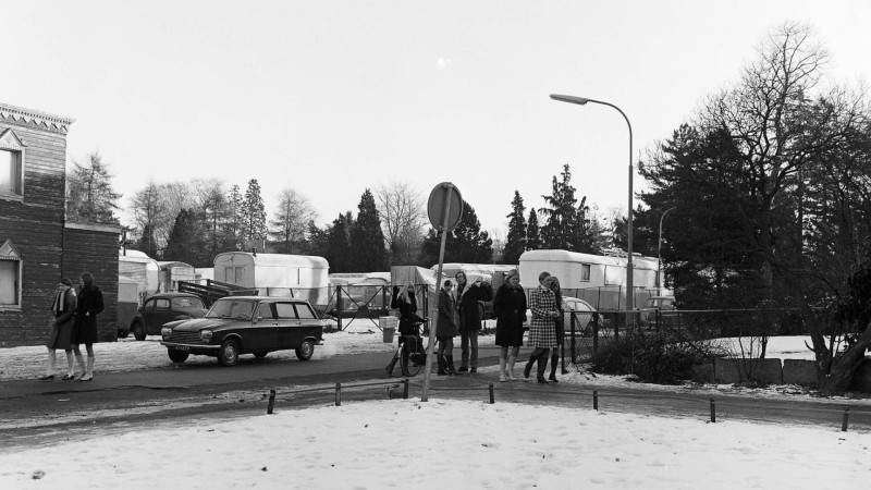 Circuswagens aan de Jonkerweg in Hilversum