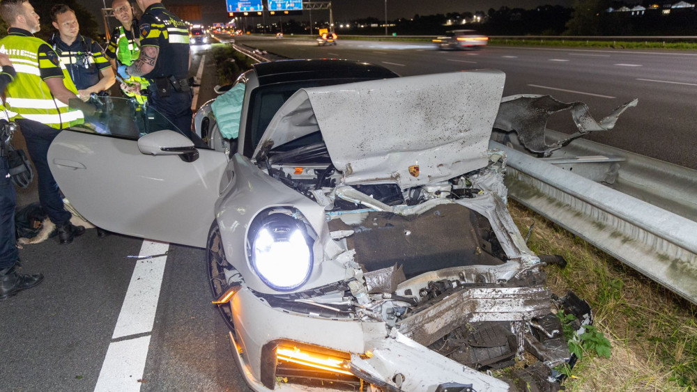 Peperdure Porsche in de prak op A9, inzittenden vluchten in andere auto