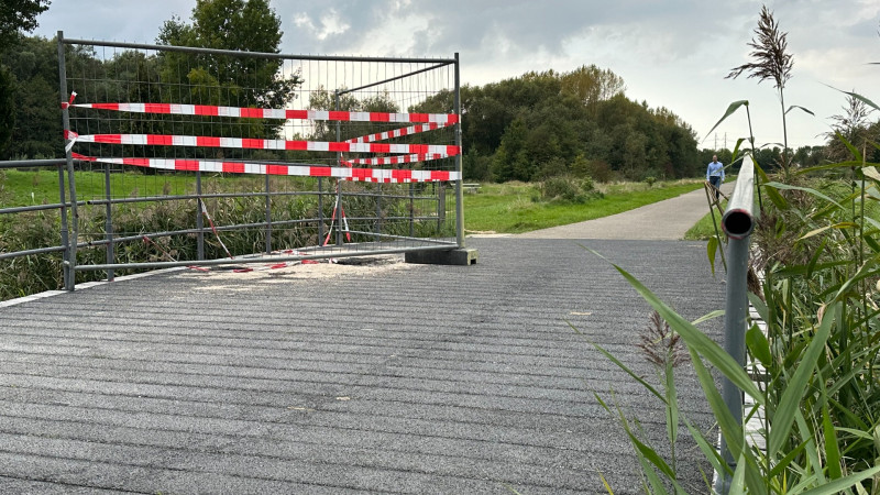 In het brugdek zitten nu grote gaten gebrand