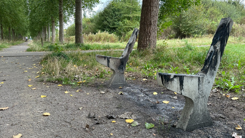 Ook twee bankjes moesten het eind augustus ontgelden