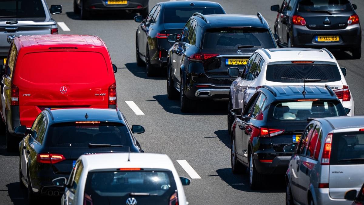 Uur vertraging op A9 door ongeluk - NH Nieuws