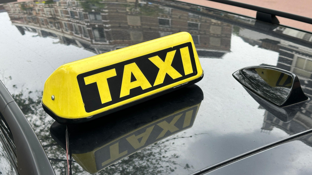 Taxichauffeur veroordeeld voor verkrachting • Tentoonstelling Nieuwjaarsbrand geopend