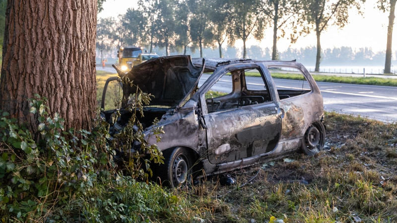 Auto brandt uit na ongeluk op N201