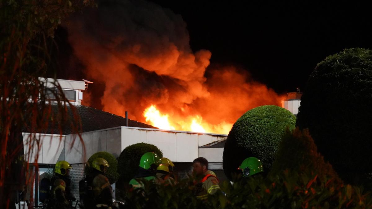 Grote brand verwoest restaurant in bungalowpark in Onderdijk