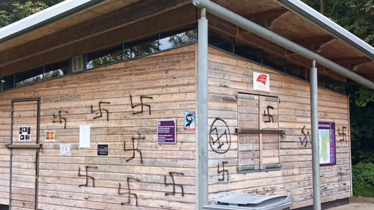 Kiosk bij kinderbadje in Amsterdamse Bos beklad met hakenkruizen