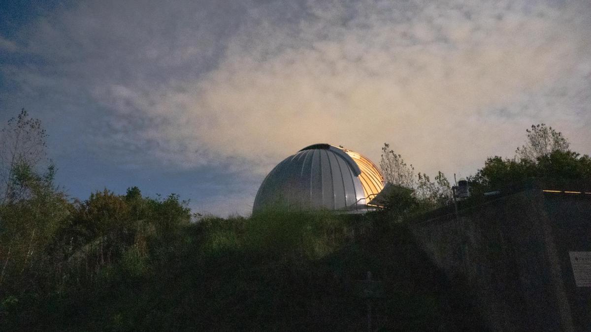 Superzeldzame komeet trekt honderden liefhebbers naar Sterrenwacht in Overveen