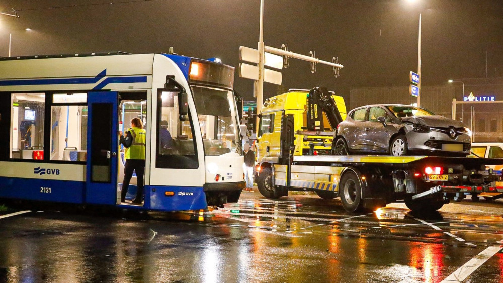 Tram 26 ontspoord na aanrijding in Amsterdam, GVB zet bussen in