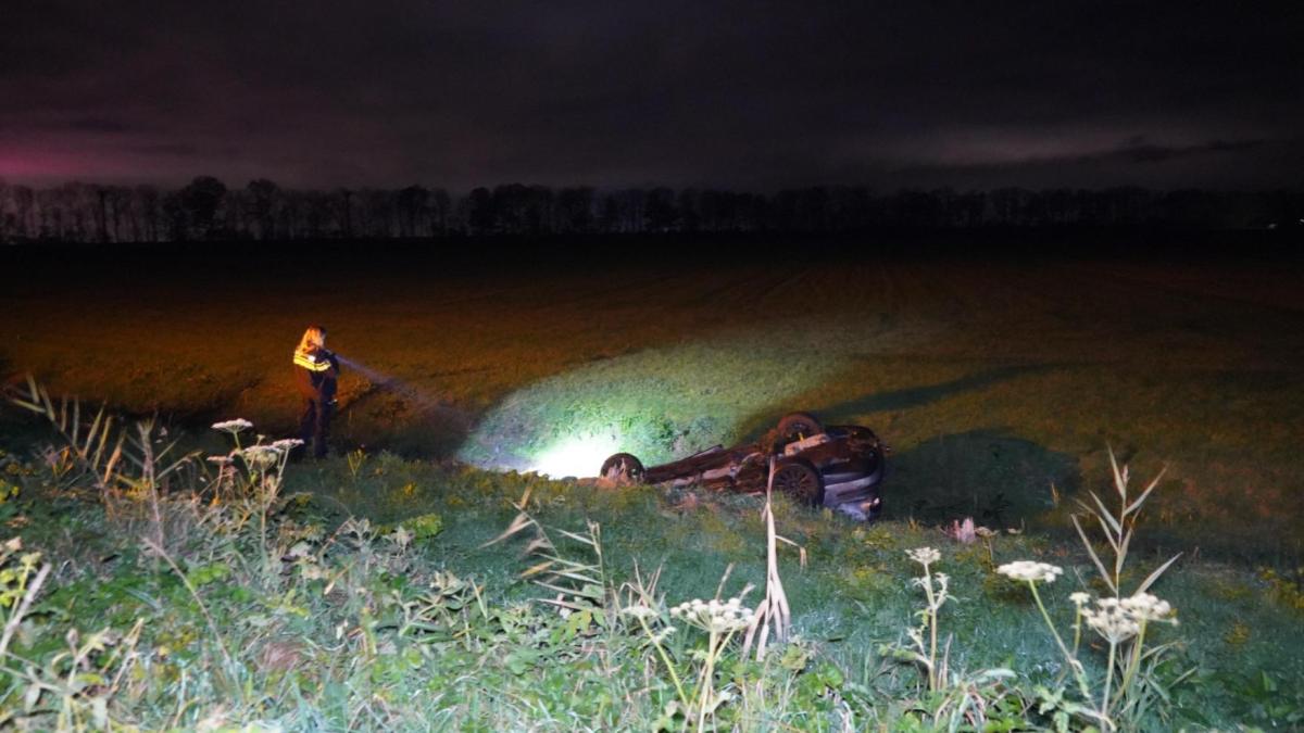 Auto slaat over de kop in sloot, bestuurder blijkt spoorloos