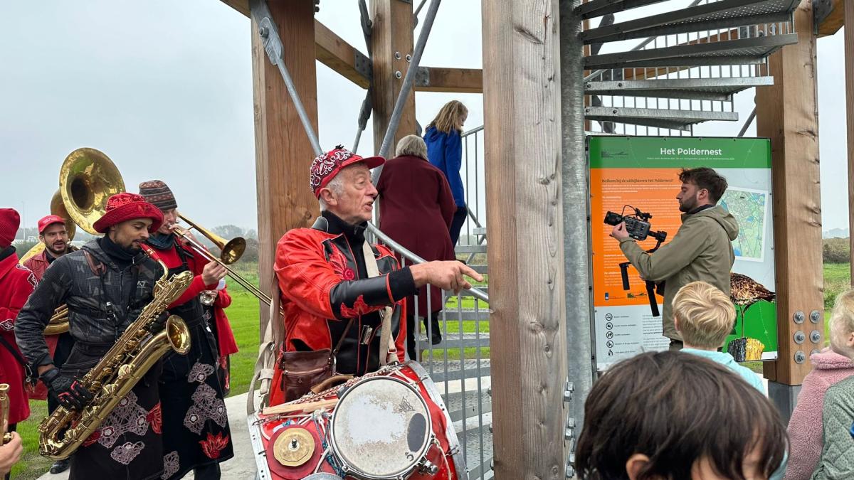 Bulldozers en weidevogels: turen naar wegwerk én polder vanaf nieuwe uitkijktoren bij A9