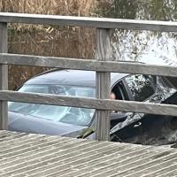 Brandweer moet bestuurder uit te water geraakte auto in Nieuw-West halen