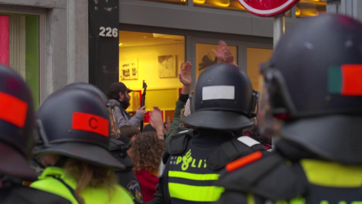 Rijksrecherche onderzoekt geweld van ME tegen vrouw tijdens verboden demonstratie