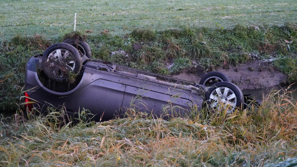 Gladheid zorgt voor vele ongelukken, auto's te water bij Westfrisiaweg