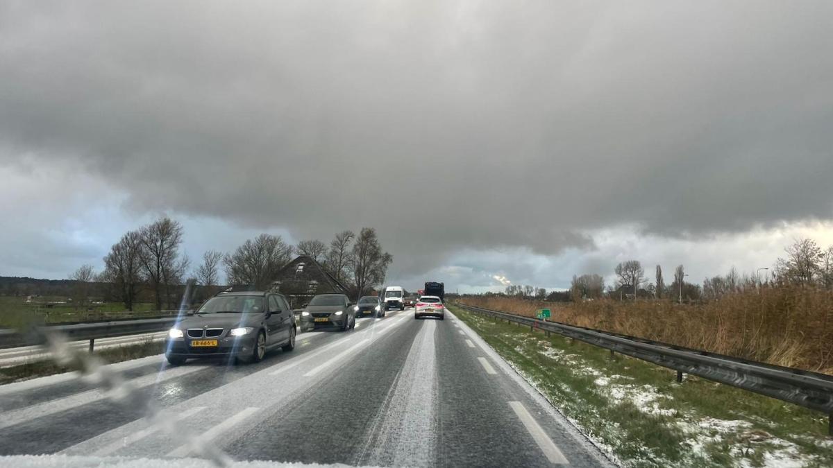 Nu al meerdere files door gladheid: 'Lijkt zeer zware avondspits te worden'
