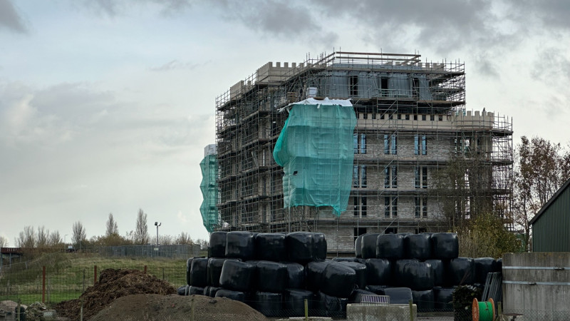 Zo ziet het kasteel eruit vanaf de Spieringweg