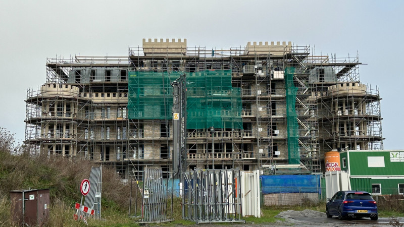 De imponerende façade van het kasteel 
