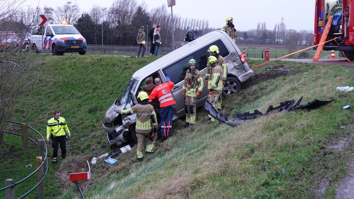 112-blog | Auto over de kop, bestuurder gaat ervandoor • Twee gewonden door botsing bij Hensbroek