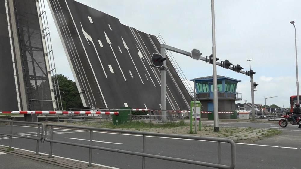 Long traffic jams and even a missed funeral: Leimuiderbrug breaks down three times this weekend