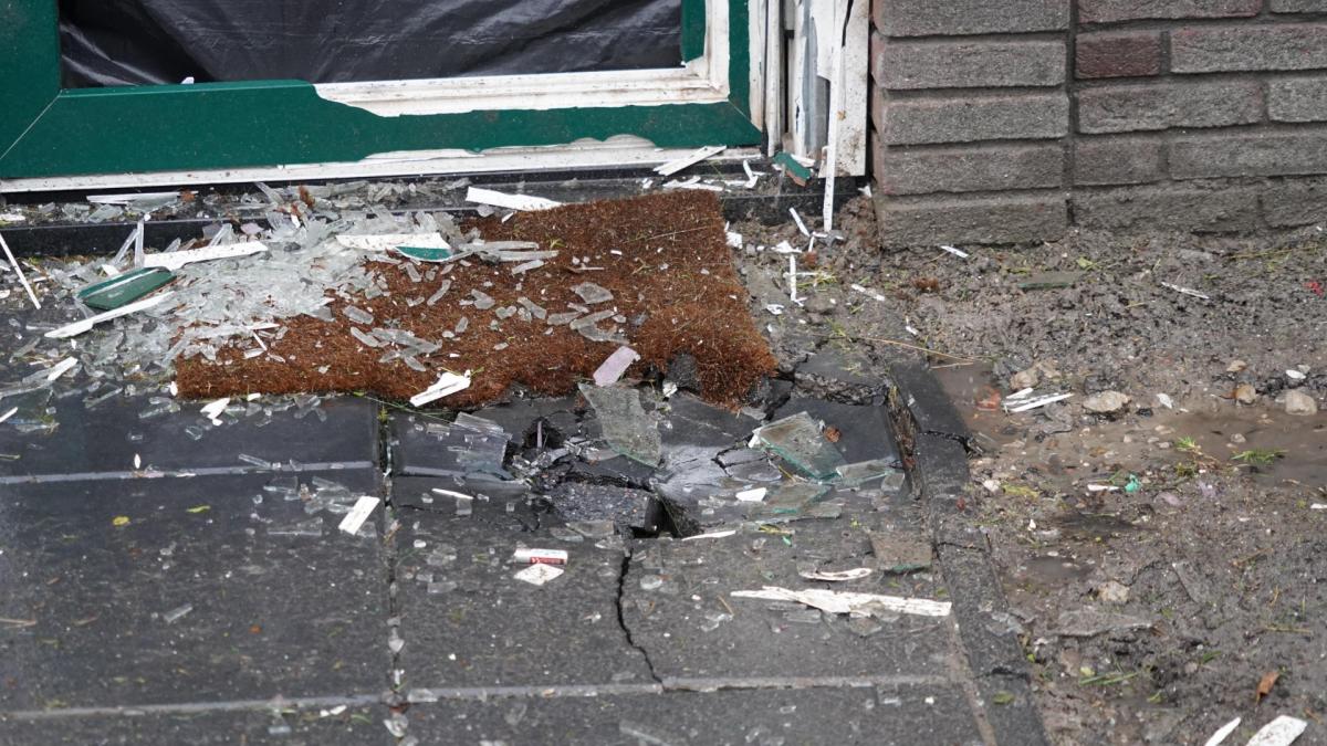 Explosie Zwaagdijk-Oost veroorzaakt angst bij buurt, burgemeester gaat in gesprek