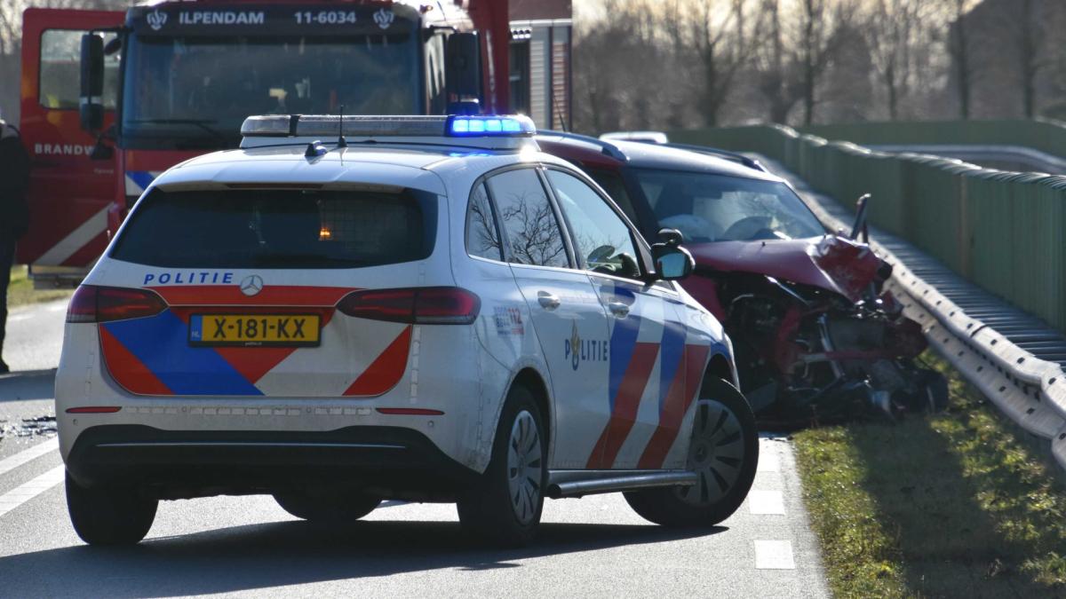 Twee gewonden na frontale aanrijding in Ilpendam, weg tijdelijk afgesloten
