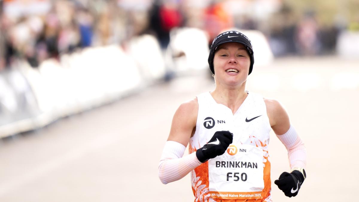 Atlete Nienke Brinkman keert in halve marathon Egmond terug uit diep dal