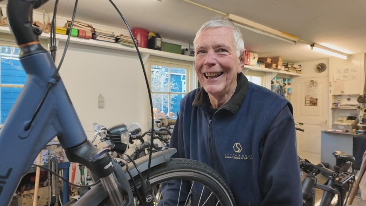 Wim (78) is de laatste fietsenmaker in Waterland: 